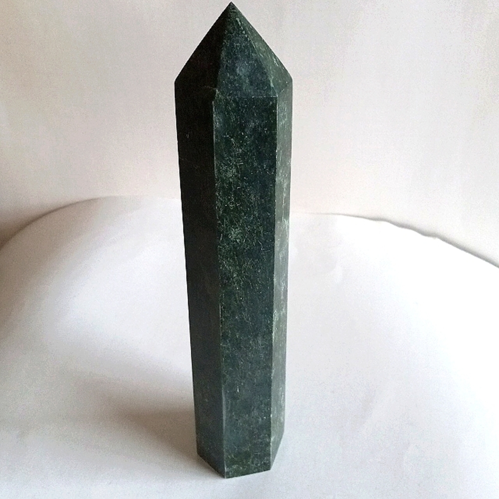 Beautiful Emerald Crystal Tower - Picture 1 of 9